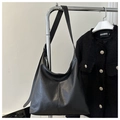 Detail of the black vintage leather shoulder bag with wide strap and stitching - Black