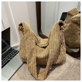 Primer plano de la tela de pana y la correa ancha de este bolso tote color caqui - Caqui