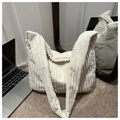 Primer plano del bolso tote de pana blanca con textura acanalada y correa ancha de hombro - Blanco