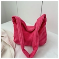 Bolso bandolera de pana rosa vibrante con cadena elegante y un diseño minimalista y moderno - rosa intenso
