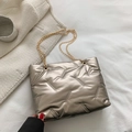 Champagnegouden gewatteerde puffer tas met glanzende metallic afwerking en gouden ketting - Champagne