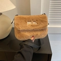 Καφέ χνουδωτή τσάντα χιαστί με κέντημα mini και ρυθμιζόμενο λουράκι για τον χειμώνα - Χακί