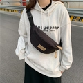 Marsupio minimalista in nylon nero con toppa fashion indossato da una modella urban - Nero
