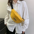 Marsupio a mezzaluna in nylon giallo brillante con tracolla regolabile sul modello - Giallo
