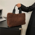 Braune flauschige Plüsch-Tragetasche mit schwarzen Riemen, stilvolle Lammwoll-Handtasche - Kaffeebraun