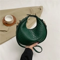 Borsa hobo a mezzaluna intrecciata verde scuro con dettagli in metallo dorato - Verde