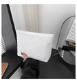 Detalle de bolso de mano blanco con textura floral en relieve y diseño minimalista - Blanco
