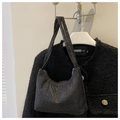 Detail einer schwarzen Strass-Hobo-Tasche mit funkelnden Kristallen und Schulterriemen - Schwarz