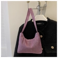 Detailaufnahme der rosa Handtasche mit schimmernden Strasssteinen und Reißverschluss - Rosa