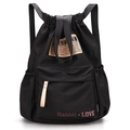 Zaino nero in nylon con coulisse, tasca frontale con zip e stampa Rabbit Love - Nero