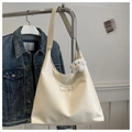 Bolso hobo retro blanco crema con un lindo colgante de felpa para el diario femenino - Con Colgante / Blanco