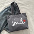 Σκούρα γκρι κοτλέ τσάντα tote με λευκό κείμενο Smile και κόκκινη καρδιά - Γκρι