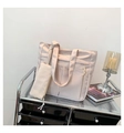 Detailansicht beige Nylon-Einkaufstasche mit Fronttaschen und passendem Reißverschlussetui - Weiß