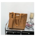 Detailansicht der großen Nylon-Tasche mit praktischen Fächern und kleiner Tasche - Dunkelbraun