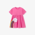 Kurzärmeliges Mädchenkleid aus Baumwolle in Pink mit Regenbogen-Stickerei-Detail - 2Y(90cm) / Rosa Regenbogen Wolke Stil (S3232)