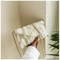 Elegante bolso sobre blanco con textura dorada y fina correa de cadena - Blanco