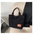 Bolso tote de pana negra minimalista con parche de cuero de moda en sofá beige - Negro