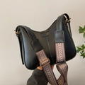 Borsa hobo nera con ampia tracolla in tessuto con motivi geometrici in stile etnico - Nero