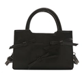 Sac à main noir doux avec nœuds en cuir et bandoulière réglable sur fond blanc pur - Noir