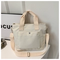 Detail van gebroken witte nylon draagtas met verstelbare riem en vak met drukknoop - Wit
