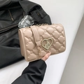 Gesteppte beige Ledertasche mit goldenem Herzverschluss und eleganter Kettenschulter - Khaki