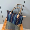 Ethno-Boho-Einkaufstasche mit bunten geometrischen Streifen und Kunstledergriffen - Blau Groß