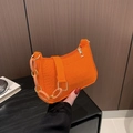 Bolso hobo naranja brillante con textura de cocodrilo y detalle de cadena gruesa - Naranja