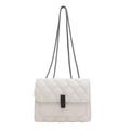 Bolso bandolera acolchado blanco con cadena plateada y negra y hebilla metálica - Blanco