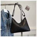 Borsa hobo classica in pelle intrecciata nera con tracolla sottile e finitura opaca - Nero