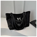 Schicke schwarze Samt-Tragetasche mit silbernem Metall-Schmetterling und Kette - Schwarz