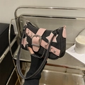 Sac bandoulière Y2K en denim avec étoile, bordure en cuir rose et chaîne métal - Noir