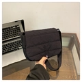 Bolso bandolera acolchado negro de diseño minimalista con textura suave para el uso diario casual - Negro
