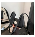 Sac bandoulière noir en forme de croissant avec boucle fleurie argentée - Noir