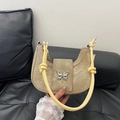 Bolso de media luna dorado con hebilla de mariposa plateada y asa amarilla anudada - Caqui