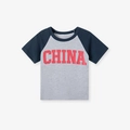 Raglan T-shirt voor jongens met korte mouwen en rode China letters op blauw-grijs - 2Y(90cm) / Marineblauw Gecombineerd Met Gemêleerd Grijs