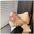 Nahaufnahme der beigen Bubble-Stoff Handtasche mit rosa Blumenanhänger und Reißverschluss - Weiß und Rosa