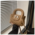 Detail van beige gewatteerde tas met zilveren strik en ronde handgreep design - Khaki