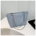 Detailansicht der hellblauen Tweed-Tasche mit elegantem goldenem Ketten-Schultergurt - Blau