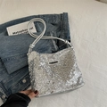 Silberne Pailletten Umhängetasche mit Fashion-Label und metallischem Seilriemen - Silber