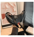 Bolso de hombro negro de media luna con cadena plateada y correa con ojales metálicos - Negro