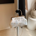 Bolso retro de satén beige con bordado de mariposa y correa de cadena dorada para mujer - Azul
