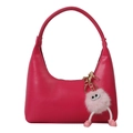 Borsa hobo fucsia con ciondolo a forma di mostro in peluche e finitura in ecopelle liscia - Con Ciondolo Rosa / Rosa Rossa