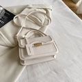 Elegante borsa a tracolla bianco crema con anelli dorati e finta pelle liscia - Bianco