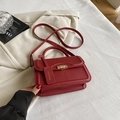 Elegante borsa a mano in pelle rossa con manico e chiusura dorata per uno stile minimalista - Rosso