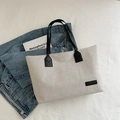 Minimalistische beige canvas shopper met zwarte lederen handvatten en fashion logo - Zwart
