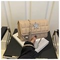 Detail der beige gesteppten Umhängetasche mit Strass-Stern und silberner Kette - Khaki