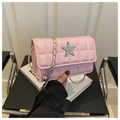 Detailaufnahme einer rosa gesteppten Umhängetasche mit Strassstern und Silberkette - Rosa