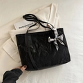 Bolso tote negro de cuero arrugado con pañuelo decorativo para uso diario casual - Negro
