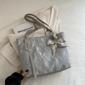 Bolso tote grande gris con textura de mármol y pañuelo de seda decorativo de moda - Plateado
