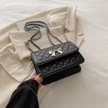Borsa a tracolla trapuntata nera con fiocco argento e catena in metallo lucido - Nero
